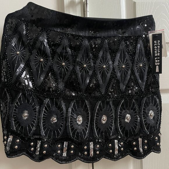 This chic mini skirt features a striking grey and black sequin pattern - Picture 3 of 11